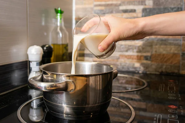 Primer Plano Una Persona Haciendo Avena Con Leche Una Olla — Foto de Stock