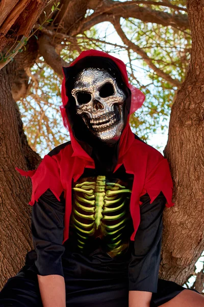 Vertikal Närbild Person Klädd Halloween Kostym Sitter Ett Träd — Stockfoto