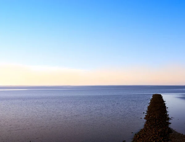 Ένα Τοπίο Του Μονοπατιού Στον Ωκεανό Κατά Διάρκεια Του Ηλιοβασιλέματος — Φωτογραφία Αρχείου