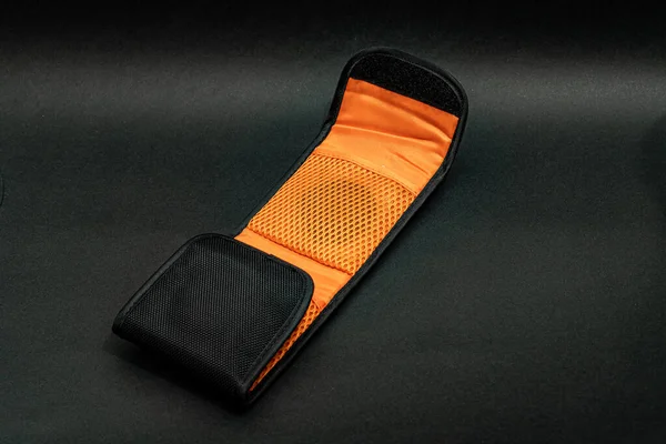 Ein Schwarz Orangefarbenes Gehäuse Für Objektivfilter Isoliert Auf Schwarzem Hintergrund — Stockfoto