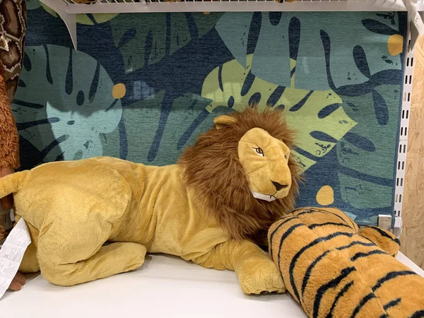 Stuffed Lion Toy Background Wall Leaves — Zdjęcie stockowe