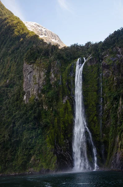 Vue Verticale Une Cascade Dans Détroit Milford Nouvelle Zélande — Photo