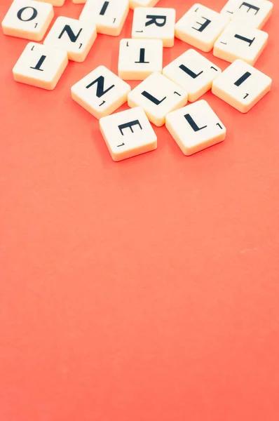 Een Close Van Alfabet Letters Houten Stukken Het Rode Oppervlak — Stockfoto