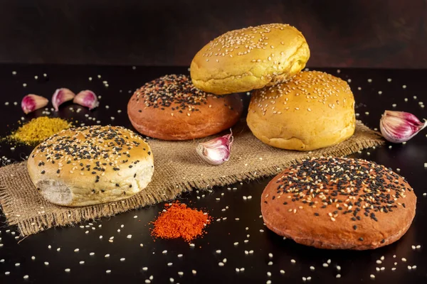 Tasty freshly baked hamburger buns with grains on a black background — Stock Image Tasty Freshly Baked Hamburger Buns Grains Black Background Stock Picture