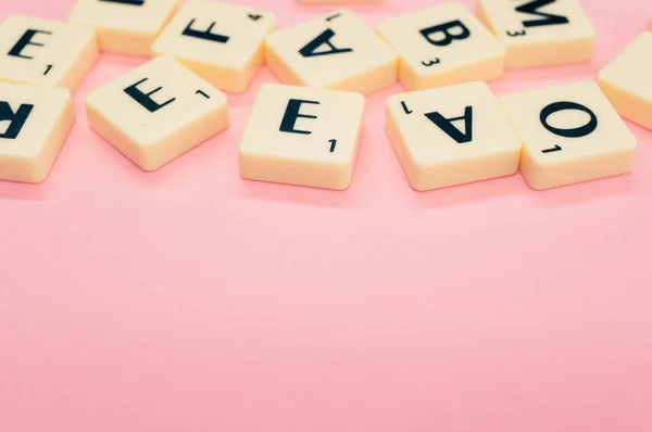 Een Close Van Alfabet Letters Houten Stukken Het Roze Oppervlak — Stockfoto