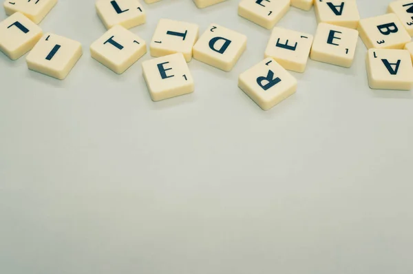 Een Close Van Alfabet Letters Houten Stukken Het Grijze Oppervlak — Stockfoto