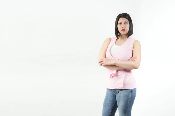 Kvinna Med Rosa Shirt Och Jeans Poserar Studio Med Seriös — Stockfoto
