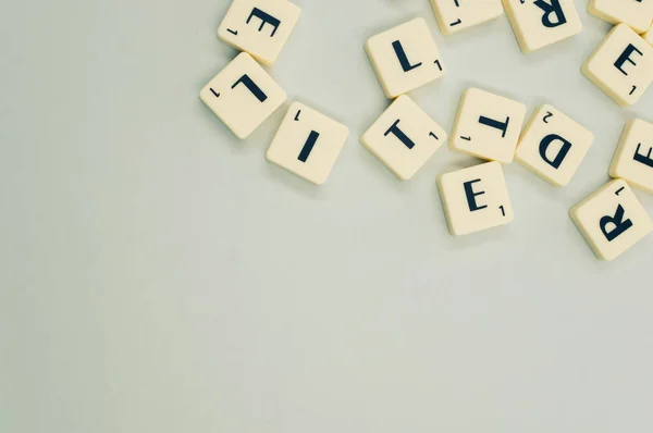 Uma Visão Superior Das Letras Alfabeto Nas Peças Madeira Superfície — Fotografia de Stock