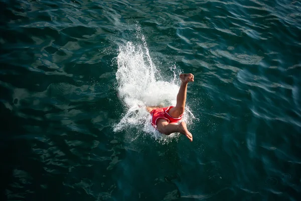 Vue Grand Angle Une Personne Plongeant Dans Mer Concept Natation — Photo
