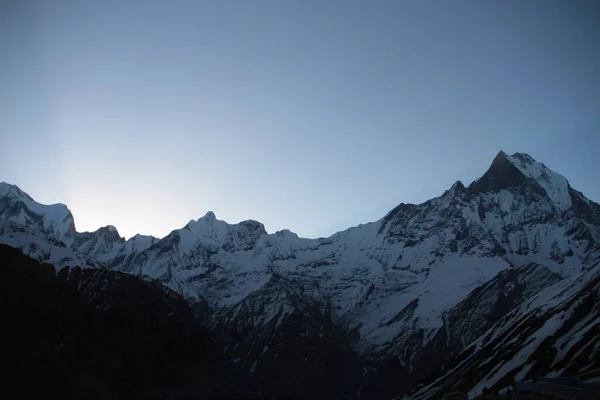 Raggi Sole Cime Innevate Una Catena Montuosa Dell Annapurna Nepal — Foto Stock