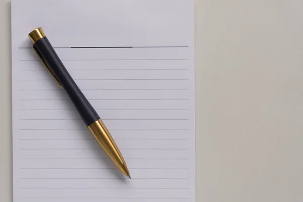 Eine Ansicht Von Kugelschreiber Und Papier Auf Einem Tisch Mit — Stockfoto