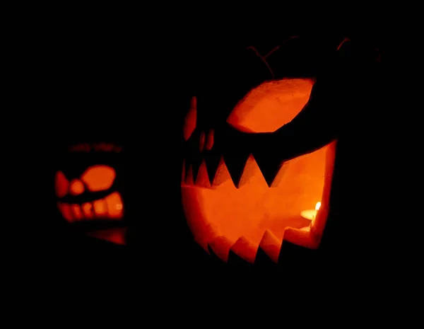 Primer Plano Luz Brillando Través Una Calabaza Tallada Para Halloween —  Fotos de Stock