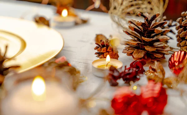 Morbido Focus Ornamenti Natalizi Colorati Rustici Candele Tavolo Legno — Foto Stock