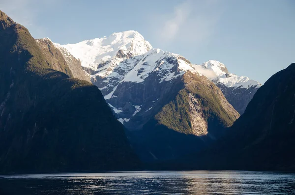 뉴질랜드의 밀퍼드 사운드에 호수와 — 스톡 사진