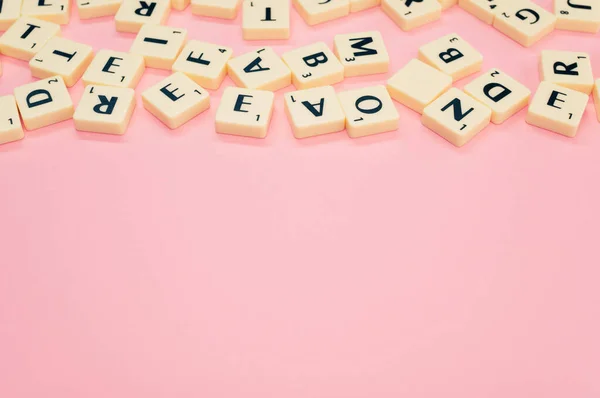 Een Close Van Alfabet Letters Houten Stukken Het Roze Oppervlak — Stockfoto