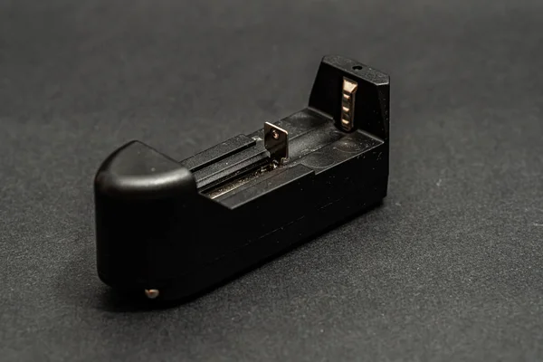 Чорний Зарядний Пристрій Акумуляторів Ізольовано Чорному Тлі — стокове фото