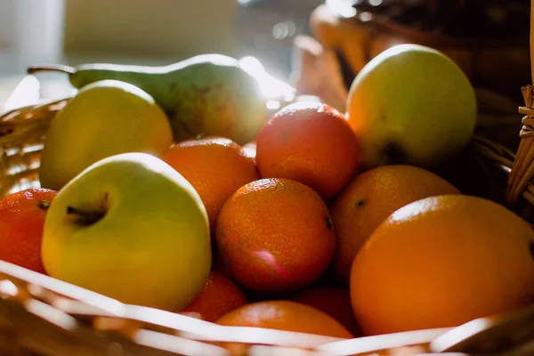 Eine Nahaufnahme Eines Korbs Mit Verschiedenen Früchten Und Sonnenlicht Hintergrund — Stockfoto