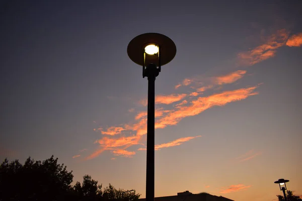 Silueta Pouličního Světla Proti Zapadajícímu Nebi — Stock fotografie