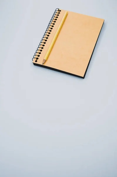 Plan Vertical Cahier Crayon Sur Une Surface Bleue — Photo