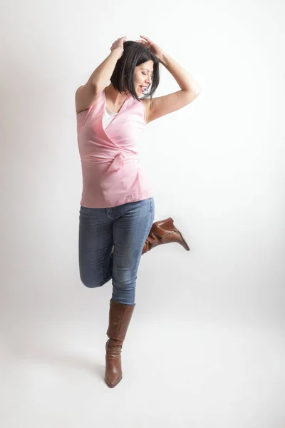 Uno Scatto Verticale Una Donna Latina Con Una Shirt Rosa — Foto Stock