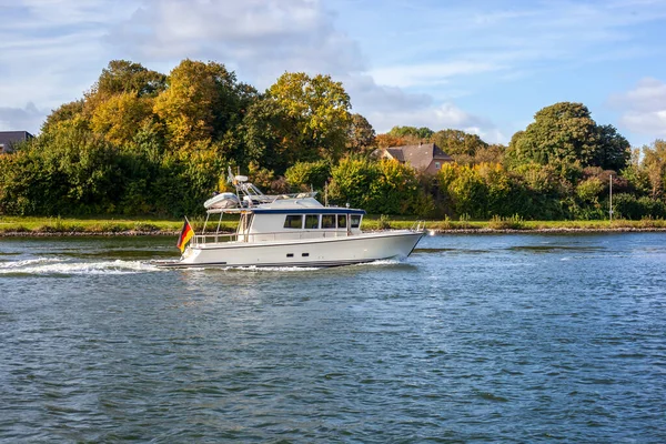 Eine Jacht Mit Der Deutschen Flagge Auf Dem Wasser — Stockfoto