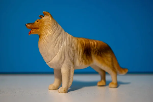 Gros Plan Une Figurine Jouet Rough Collie Sur Fond Bleu — Photo