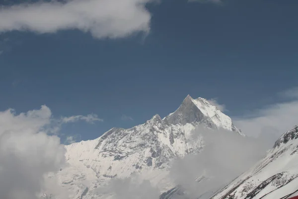 Karla Kaplı Annapurna Massif Bulutlardaki Tepeleri Nepal Himalayalar Görkemli Bir — Stok fotoğraf