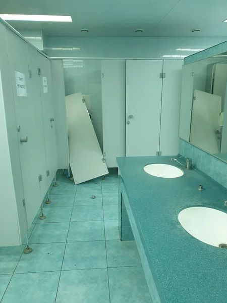 Banheiro Público Com Pias — Fotografia de Stock