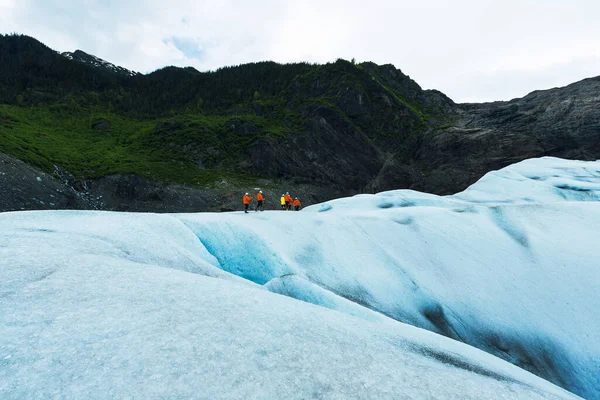 Grupo Turistas Escalando Montañas Alaska —  Fotos de Stock