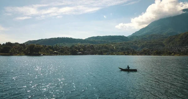 Μια Όμορφη Θέα Της Διάσημης Λίμνης Atitlan Γουατεμάλα Ένα Μπλε — Φωτογραφία Αρχείου