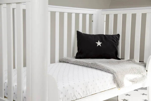 Interior Una Habitación Bebé Ligero Con Una Almohada Suave Manta —  Fotos de Stock