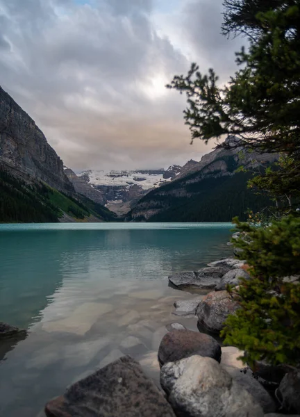 Vertical Shot Mountains Moraine Lake Banff National Park Alberta Canada — Foto de Stock