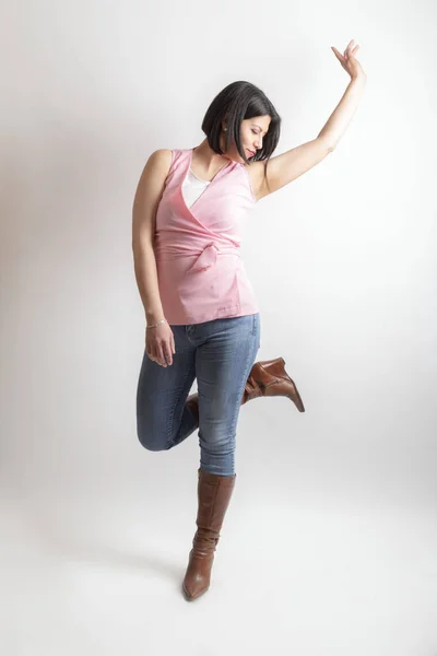 Vertikal Bild Latinamerikansk Kvinna Med Rosa Shirt Och Jeans Som — Stockfoto