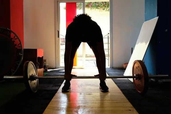 Hombre Irreconocible Levantando Peso Gimnasio Pandémico Cuarentena — Foto de Stock