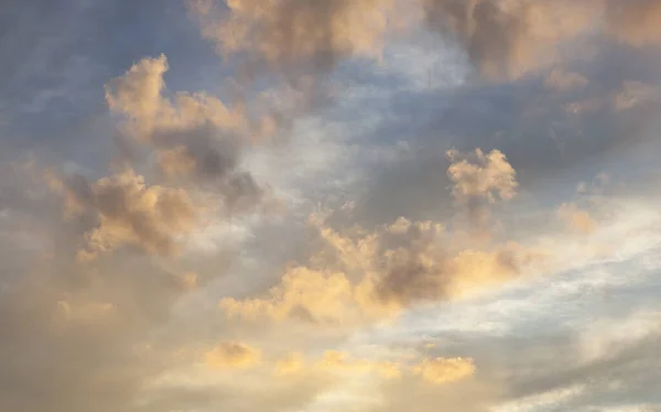 Χρυσό Φως Του Ήλιου Που Καλύπτει Σύννεφα Στον Ουρανό — Φωτογραφία Αρχείου