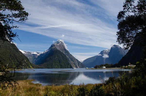 Sebuah Gambar Closeup Dari Danau Dan Pegunungan Milford Sound Selandia — Stok Foto