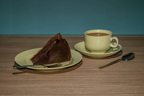 Μια Απαλή Εστίαση Μιας Φέτας Κέικ Σοκολάτας Και Ένα Φλιτζάνι — Φωτογραφία Αρχείου