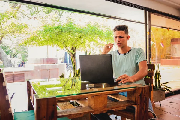 Joven Hispano Trabajando Una Laptop Durante Cuarentena — Foto de Stock