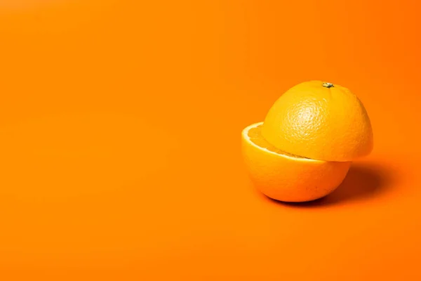 Closeup Shot Juicy Half Cut Orange Orange Background — ストック写真