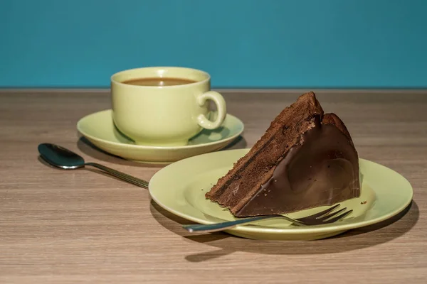 Μια Απαλή Εστίαση Μιας Φέτας Κέικ Σοκολάτας Και Ένα Φλιτζάνι — Φωτογραφία Αρχείου