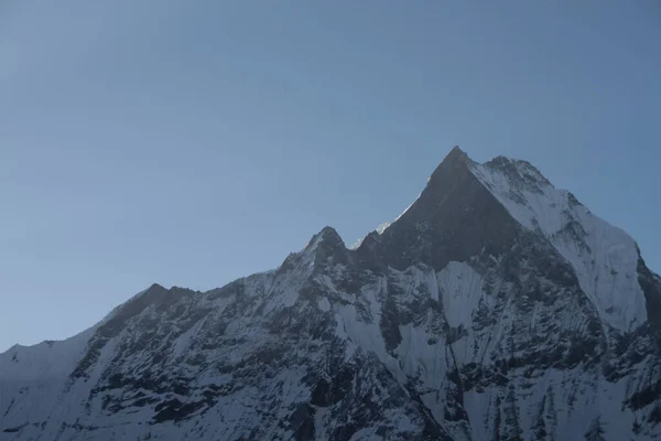 Nepal Himalayalar Daki Annapurna Sıradağlarının Sivri Kayalıklı Zirvesinin Görkemli Bir — Stok fotoğraf