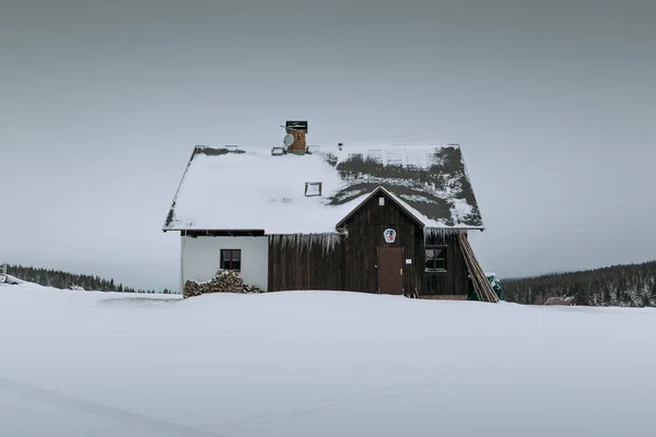 Paisaje Una Casa Madera Cubierta Nieve Durante Invierno — Foto de Stock