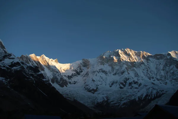 在尼泊尔 一张被白雪覆盖的石质Annapurna地块的宏伟的照片闪烁着阳光 — 图库照片