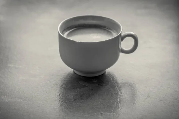 Eine Graustufen Hochwinkelaufnahme Einer Kaffeetasse — Stockfoto