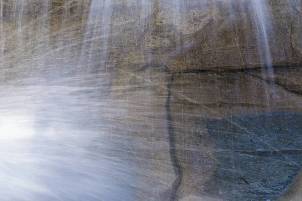太陽の光の下で自然の岩のクローズアップショット — ストック写真
