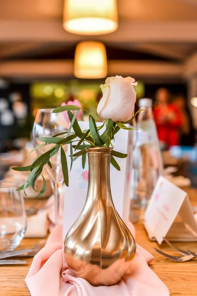 Plan Vertical Vase Avec Rose Décorant Une Table Mariage — Photo