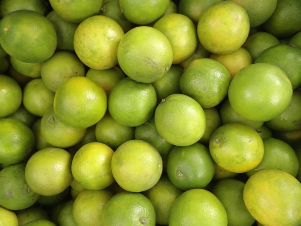 Coup Tête Limes Fraîches Dans Tas Sur Marché — Photo