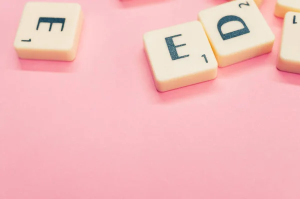 Een Close Van Alfabet Letters Houten Stukken Het Roze Oppervlak — Stockfoto
