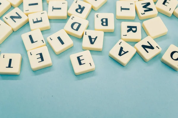 Een Close Van Alfabet Letters Houten Stukken Het Blauwe Oppervlak — Stockfoto