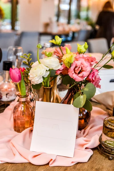 Une Table Décorée Avec Des Fleurs Dans Restaurant — Photo